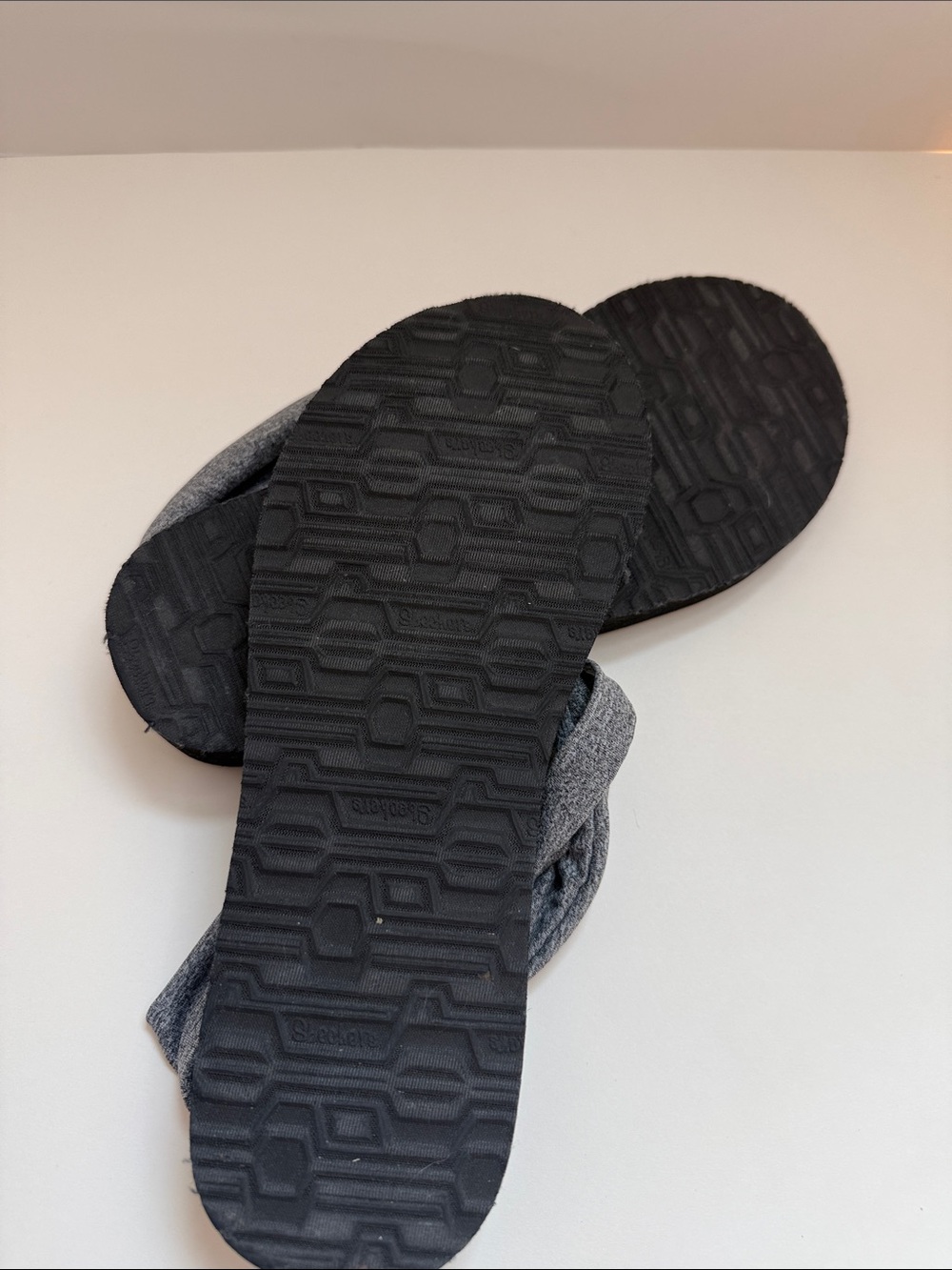 Skechers Yoga Foam Thong Sandal Gray Knit Strap Black Sole Womens Size 8 Comfort - Picture 7 of 7